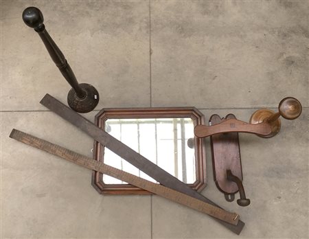 Lotto composto da un piccolo attaccapanni da parete, una specchiera con...