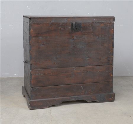 Baule in legno dolce con parte interna rivestita in metallo (cm 101x100x56)...