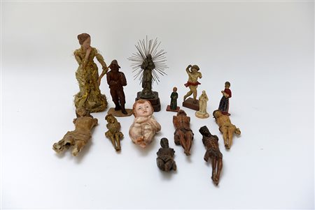 Cartone contenente numerose sculture di diversa epoca e materiale a soggetto...