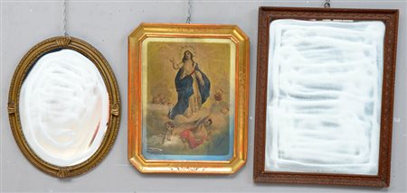 Lotto composto da due specchiere, di cui una ovale e una cornice a vassoio...