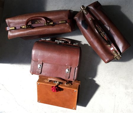 Lotto composto da due borse da medico, una borsa da uomo con necessaire da...