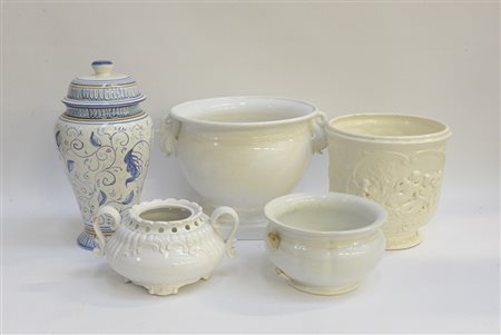 Lotto composto da tre cachepot, un contenitore biansato in ceramica bianca e...