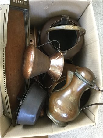 Cartone contenente numerosi oggetti per la cucina in rame (difetti)