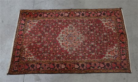 Tappeto Hamadan, Persia sec. XX Disegno a medaglione bianco su fondo rosso...