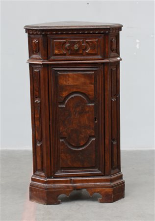 Cantonale costruito con elementi antichi, a un cassetto e uno sportello...