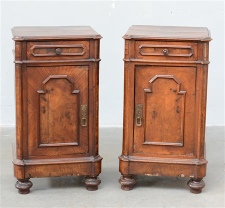 Coppia di comodini umbertini lastronati in noce ad un cassetto e uno...