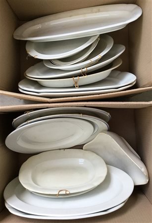 Lotto di due cartoni contenenti numerosi vassoi in ceramica bianca delle...