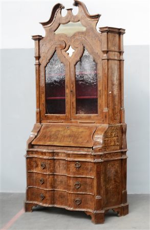 Mobile ribalta a due corpi lastronato in noce e radica di noce con parte...