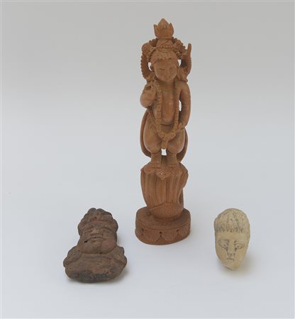 Lotto composto da una divinità indiana in legno intagliato, e due sculture in...