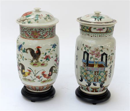 Due vasi in porcellana policoma con coperchi; uno decorato con galletti,...