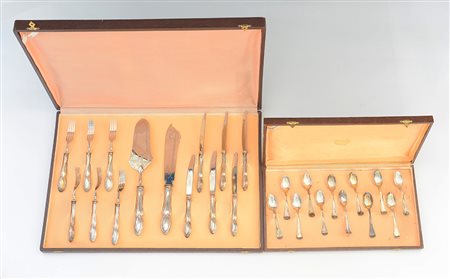 Lotto composto da dodici cucchiaini in argento (g 100) e un servizio da dolce...