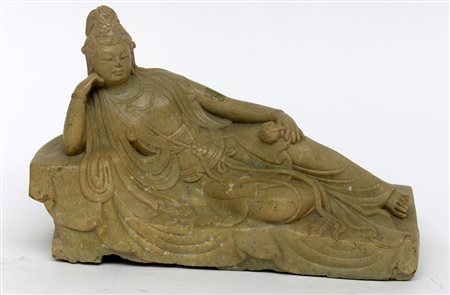 Scultura in pietra dura raffigurante Guanyin in posizione semi-sdraiata...
