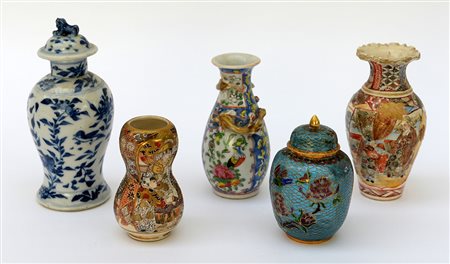 Lotto composto da cinque vasetti in materiali e misure diverse (difetti) Cina...