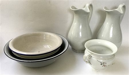 Lotto composto da due catini e due versatoi per acqua in ceramica bianca, un...