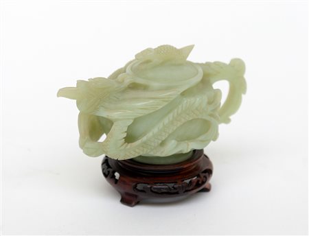 Piccola teiera in giada color celadon scopita a guisa di drago, con base in...