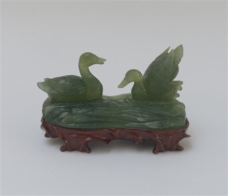 Scultura in quarzo verde raffigurante coppia di anatre mandarine con base in...