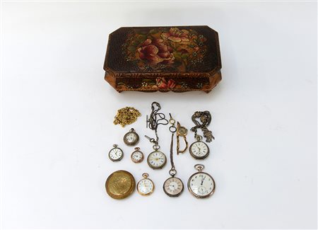Scatola contenente nove fra scatole e orologi da tasca in metallo, argento e...