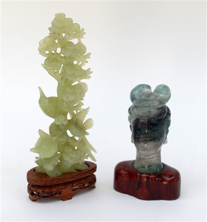 Lotto composto da un gruppo in giada color celadon con volatili su rami e una...