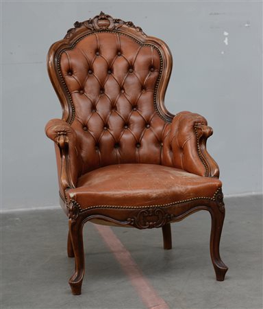 Poltrona di forma mossa con struttura in legno intagliato e imbottitura in...