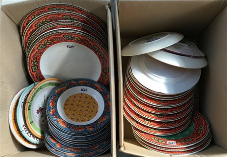 Lotto di due cartoni contenenti numerosi piatti, manifatture differenti...
