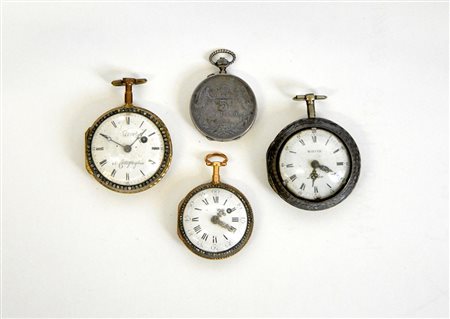 Lotto composto da quattro orologi da tasca in argento e meallo di diverse...
