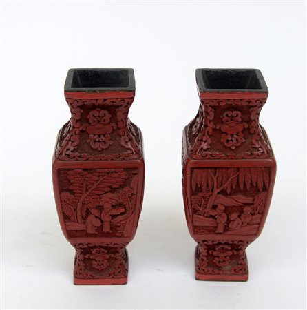 Coppia di vasi in lacca color cinabro intagliati a motivi geometrici e figure...
