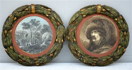 Coppia di cornicette in legno intagliato a corone d'alloro e dipinte (d cm...