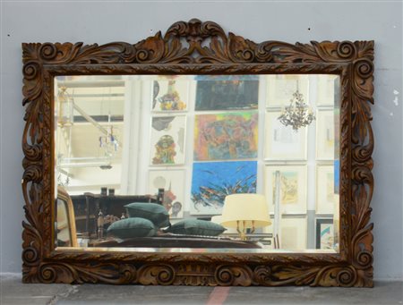 Specchiera con cornice in legno intagliato a foglie e volute, inizio secolo...