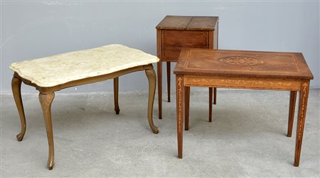 Lotto composto da un tavolino da salotto con piano in onice di forma mossa,...
