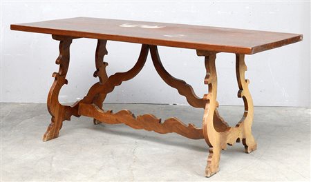 Tavolo rettangolare in legno dolce con gambe a lira riunite da traversa (cm...