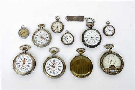 Gruppo di dieci orologi da tasca in argento e metallo argentato, manifatture...