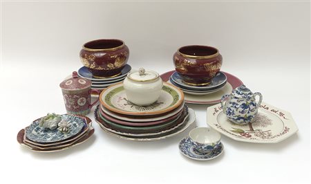 Cartone contenente numerosi oggetti per la tavola in ceramica di fatture...