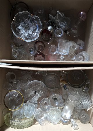 Lotto di due cartoni contenenti numerosi oggetti in vetro fra cui bicchieri,...