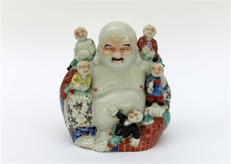 Buddha con fanciulli in porcellana a decoro Famiglia Rosa, marchio al fondo....