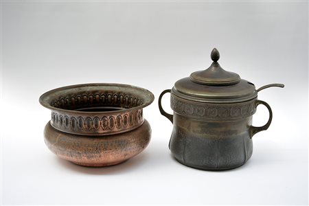 Lotto composto da un cachepot in rame sbalzato e un contenitore biansato con...