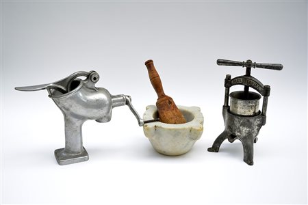 Lotto composto da un mortaio in marmo con pestello in legno e due strumenti...