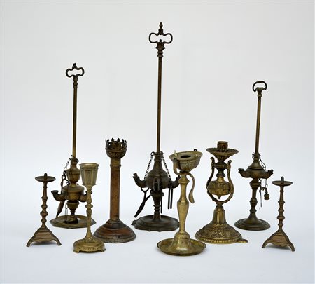 Lotto composto da tre lampade fiorentine e sei candelieri di materiali...