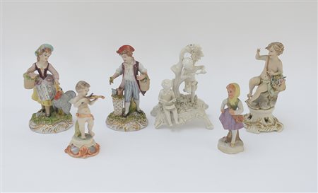Lotto composto da una coppia di contadinelli in porcellana policroma con...