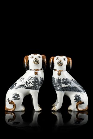 Manifattura inglese, inizio secolo XIX "Cani" coppia di statuette in ceramica...