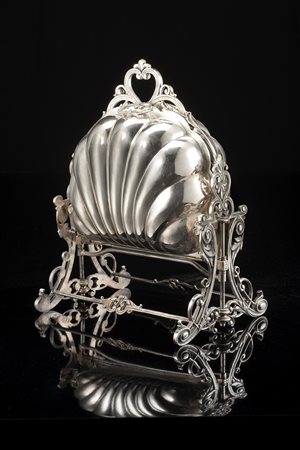 Biscottiera in metallo argentato con scatola a forma di conchiglia; setti e...
