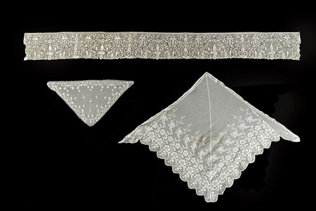 Lotto di tre pizzi in seta, di cui uno di Bruges del secolo XVII. Misure...