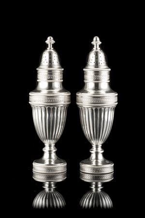 Coppia di spargizucchero in argento con corpo a balaustro decorato da...