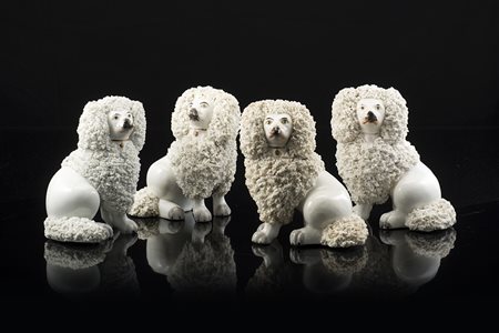 Manifattura inglese secolo XIX "Barboncini" gruppo di quattro statuette in...