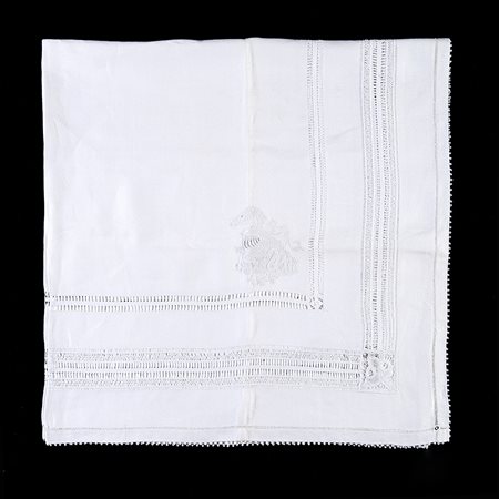 Tovaglia in cotone operato, decorata con motivi geometrici eseguti con punto...