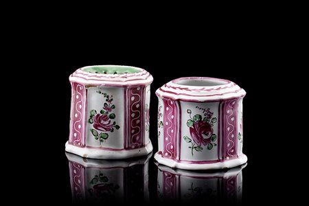 Manifattura emiliana, secolo XVIII. Calamaio in maiolica di forma mossa...