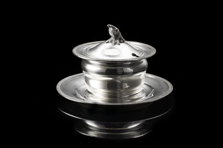 Formaggiera in argento di forma circolare liscia con bordure di foglie...