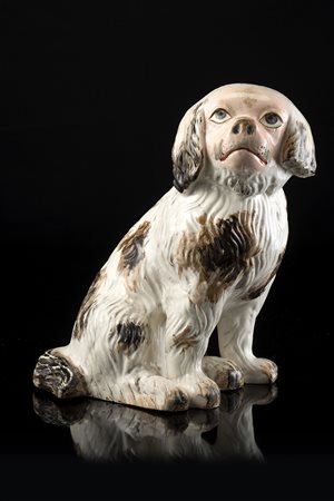 Manifattura del secolo XIX "Pechinese" statuetta in ceramica decorata in...