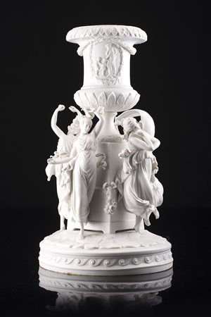 Manifattura inizio secolo XX. Centrotavola in biscuit decorato da vestali...