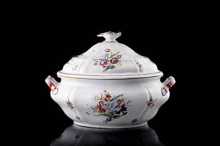 Manifattura Ginori, secolo XVIII. Zupppiera biansata in maiolica decorata in...