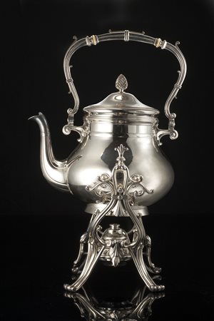 Samovar in metallo con corpo piriforme, superficie liscia e supporto sagomato...
